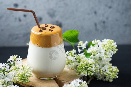 Dalgona咖啡奶油甜点清爽的夏日冷饮图片