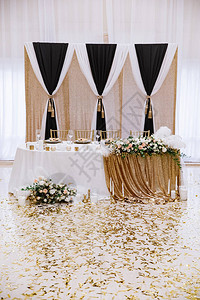 新郎和新娘的餐桌上装饰着蜡烛鲜花绚丽的布艺图片