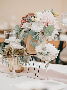 婚宴餐桌布置背景图片