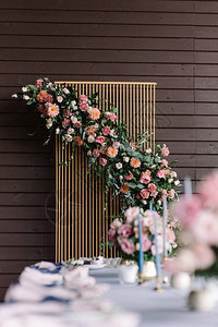 豪华的婚礼装饰品是高金属制设计和大量鲜花图片
