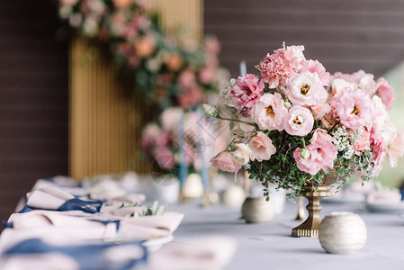 长方形婚礼桌装饰着蓝色桌布蜡烛豪华鲜花餐厅节图片