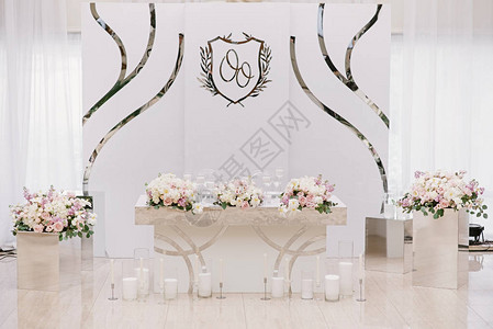 彩礼和新娘的餐桌装饰着美丽的鲜花背景图片