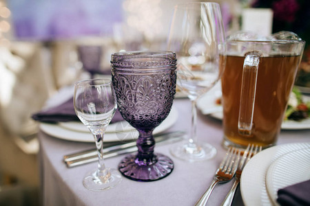 婚礼派对上优雅的紫色餐桌布置图片