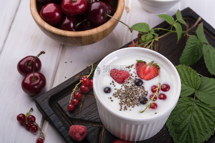 在陶瓷碗里有健康的希腊酸奶图片
