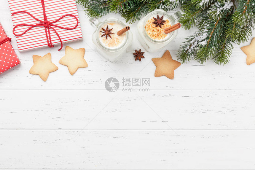 Eggnog传统圣诞节鸡尾酒和姜饼干木制桌上有xmas礼品盒图片