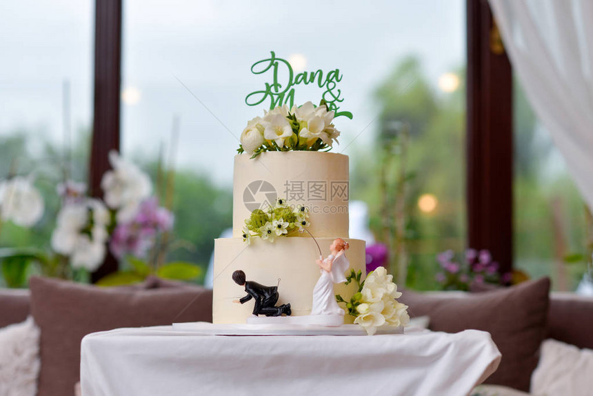 用鲜花装饰的结婚蛋糕图片