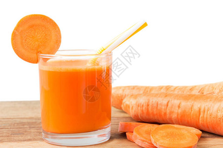 玻璃中新鲜的胡萝卜果汁图片