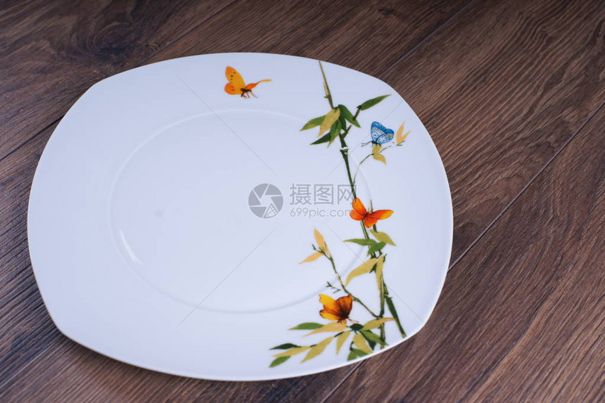 桌上的白色空盘子图片