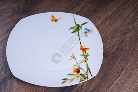 桌上的白色空盘子背景图片
