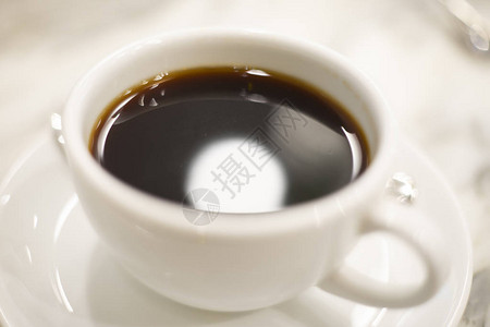 饮料背景用白色玻璃杯中的热美式咖啡图片