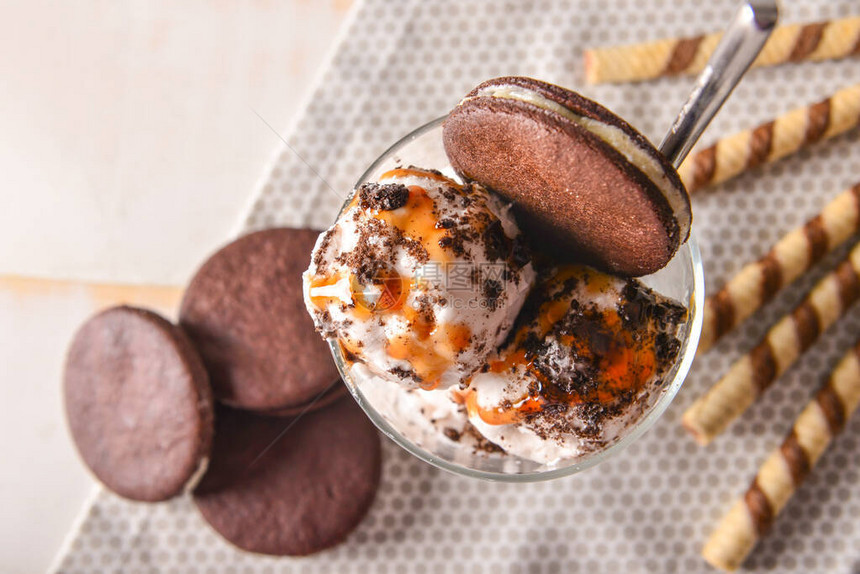 杯子加美味的冰淇淋和巧克力饼干图片