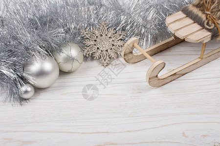 圣诞或新年装饰银锡雪花和木玩具图片