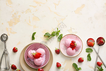 白色背景上的美味草莓冰淇淋图片