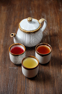 白杯茶和黑木本底的白茶壶餐饮图片