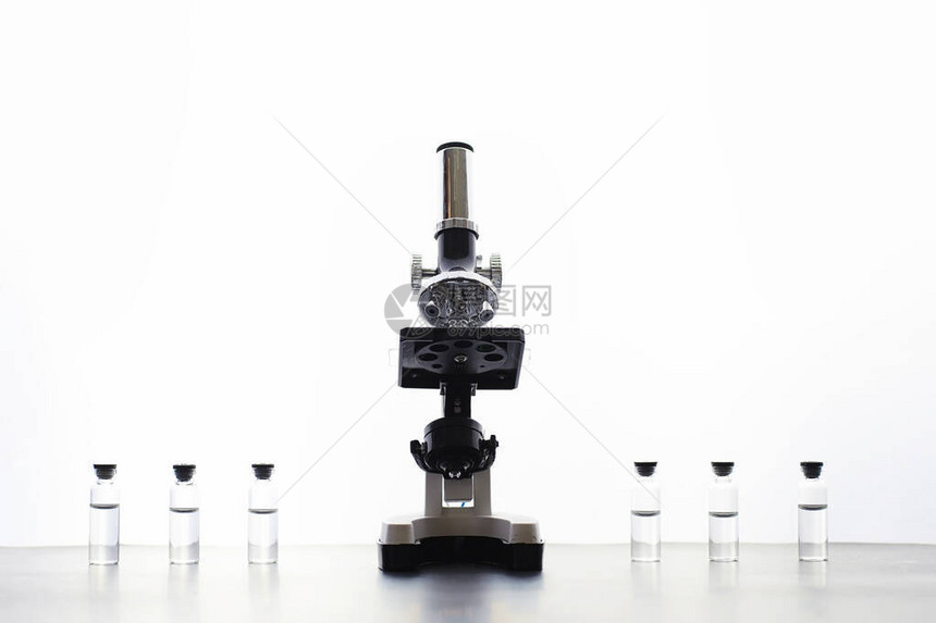研究实验室白桌上的测试管和显微镜图片