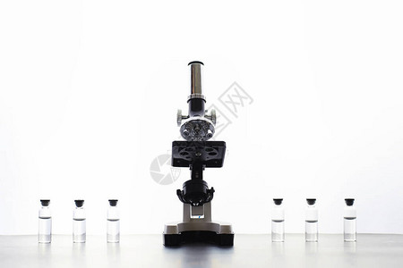 研究实验室白桌上的测试管和显微镜图片