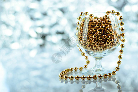 圣诞球酒杯银色抽象背景上的圣诞装饰图片