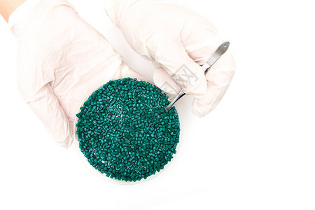 塑料颗粒颗粒中聚合物的着色剂戴手套的工人用镊子图片