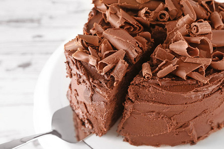 桌上的美味巧克力蛋糕图片