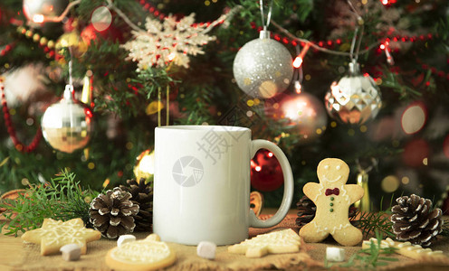 白陶咖啡杯和在Woon桌上的圣诞节装饰品创造广告短信或促销内图片