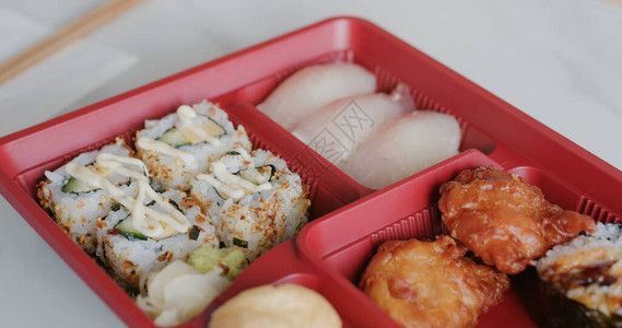 美味的日本寿司午餐盒图片