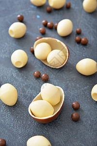 灰色桌子上的巧克力鸡蛋和糖果图片