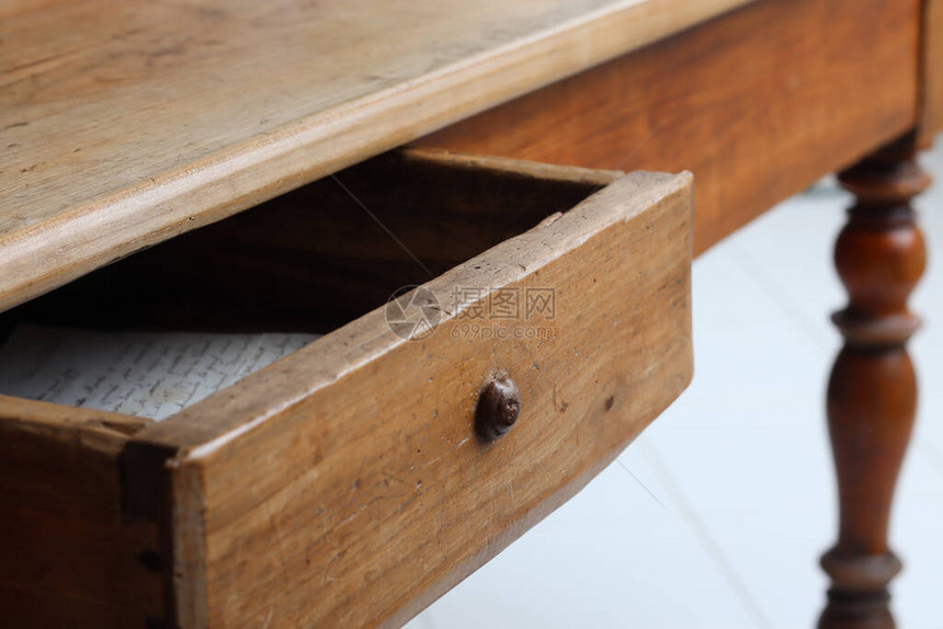 旧木桌抽屉半开里面有手写信图片