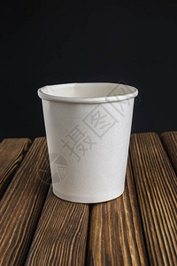 木质朴桌上的空纸板杯背景图片