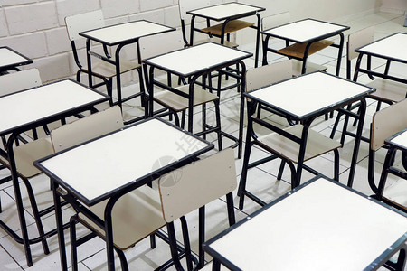 空无学生的学校教室里数张桌子和椅子图片