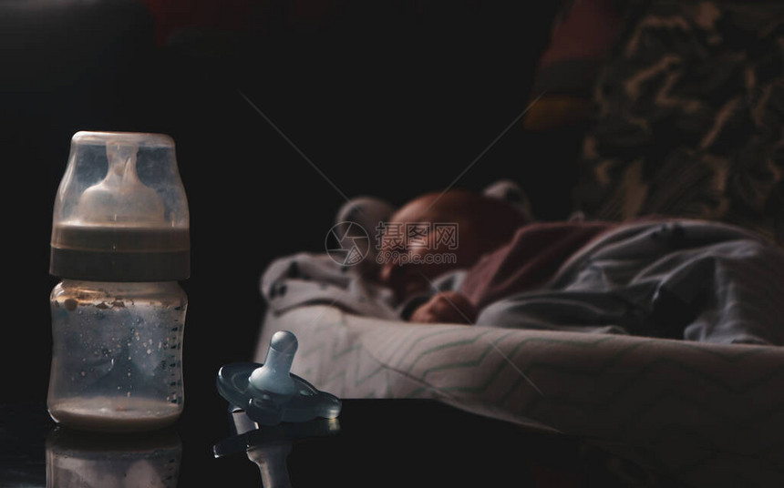 睡前婴儿背景上的空婴儿图片