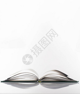 书籍在白色背景上单独打开图片