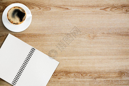 黑色咖啡在木制桌上的空白笔记本板平方英尺copy图片