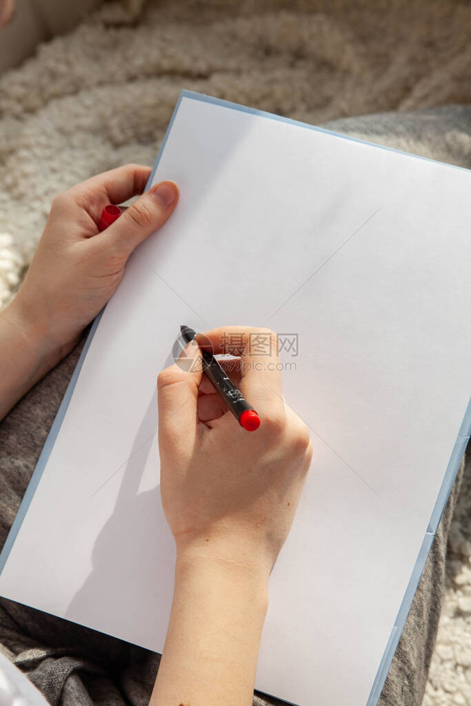 在纸上写字的女人图片