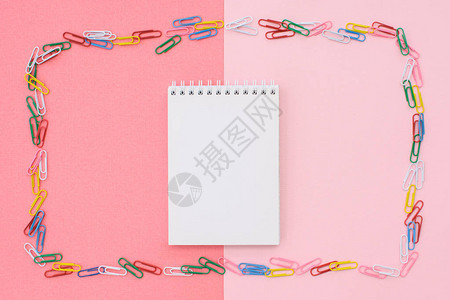 粉红色和珊瑚两面背景的彩色纸片框中的白纸笔记背景图片