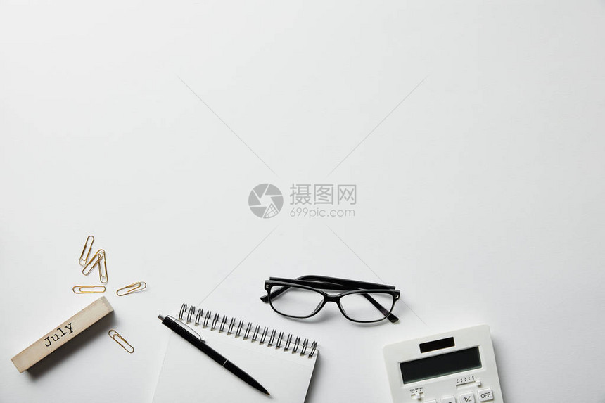 白色表面的眼镜笔记本图片
