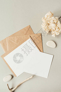 空白纸张与空白的副本空间文本信封绣球花米色背景上的石头图片