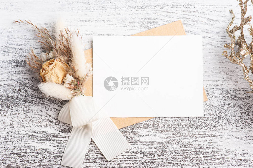 空纸和带中彩色花束干花的Kraft信封婚礼图片