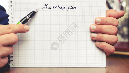 用笔和在表格注纸中显示文本营销计划图片