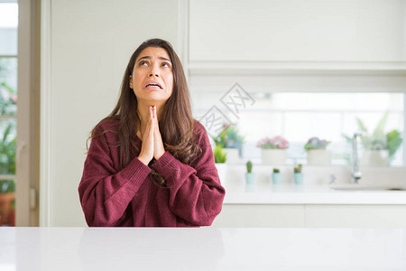 在家的年轻美女乞讨和亲手祷告图片