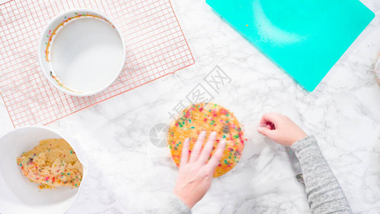 将新鲜烘烤的funfetti蛋糕包装成纤维素图片