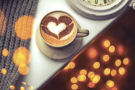 热咖啡卡布奇诺加拿铁的浪漫心肠艺术餐桌图片