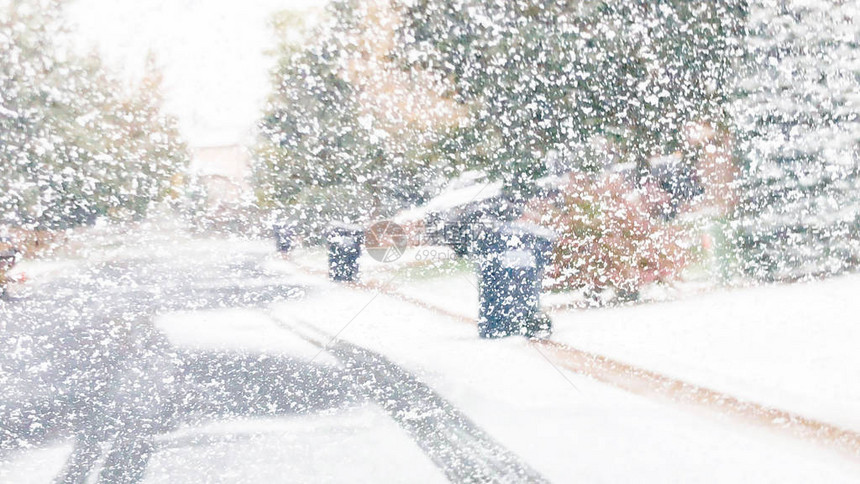 赛季第一次暴风雪期间在典型的图片