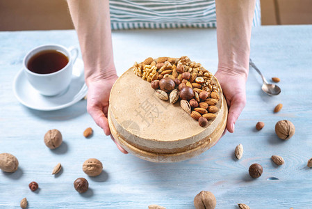配有核桃杏仁麦当米和蓝木背景的栗子花椰子的原始坚果蛋糕健康图片