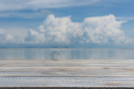 蓝海背景模糊的木板桌面图片