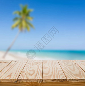 木桌和蓝色的大海背景图片