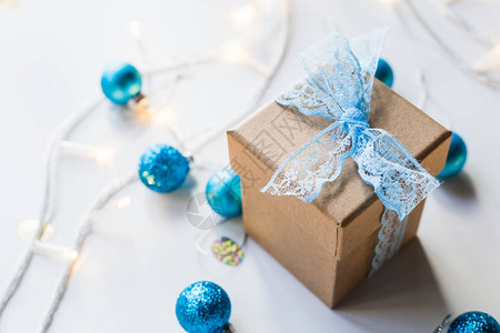 美丽的圣诞节配有礼物或礼物的装饰品与假日灯光背景相对照图片
