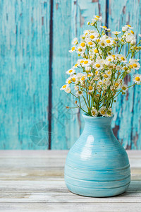 在一个老蓝色花瓶的白花图片