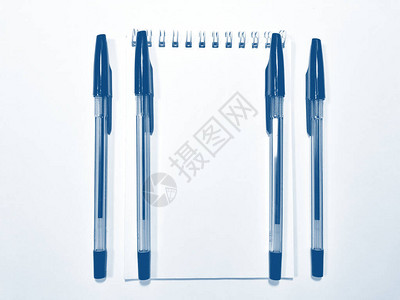 打开带有空白页和笔的记本彩通蓝经图片