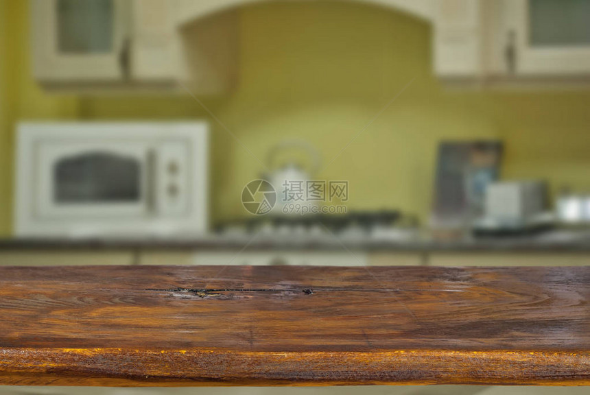 厨房背景上的木板一个空的产品板前景的锐度货图片
