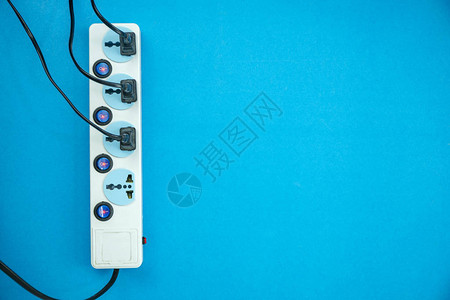 蓝纸背景上的电源插座和插头图片